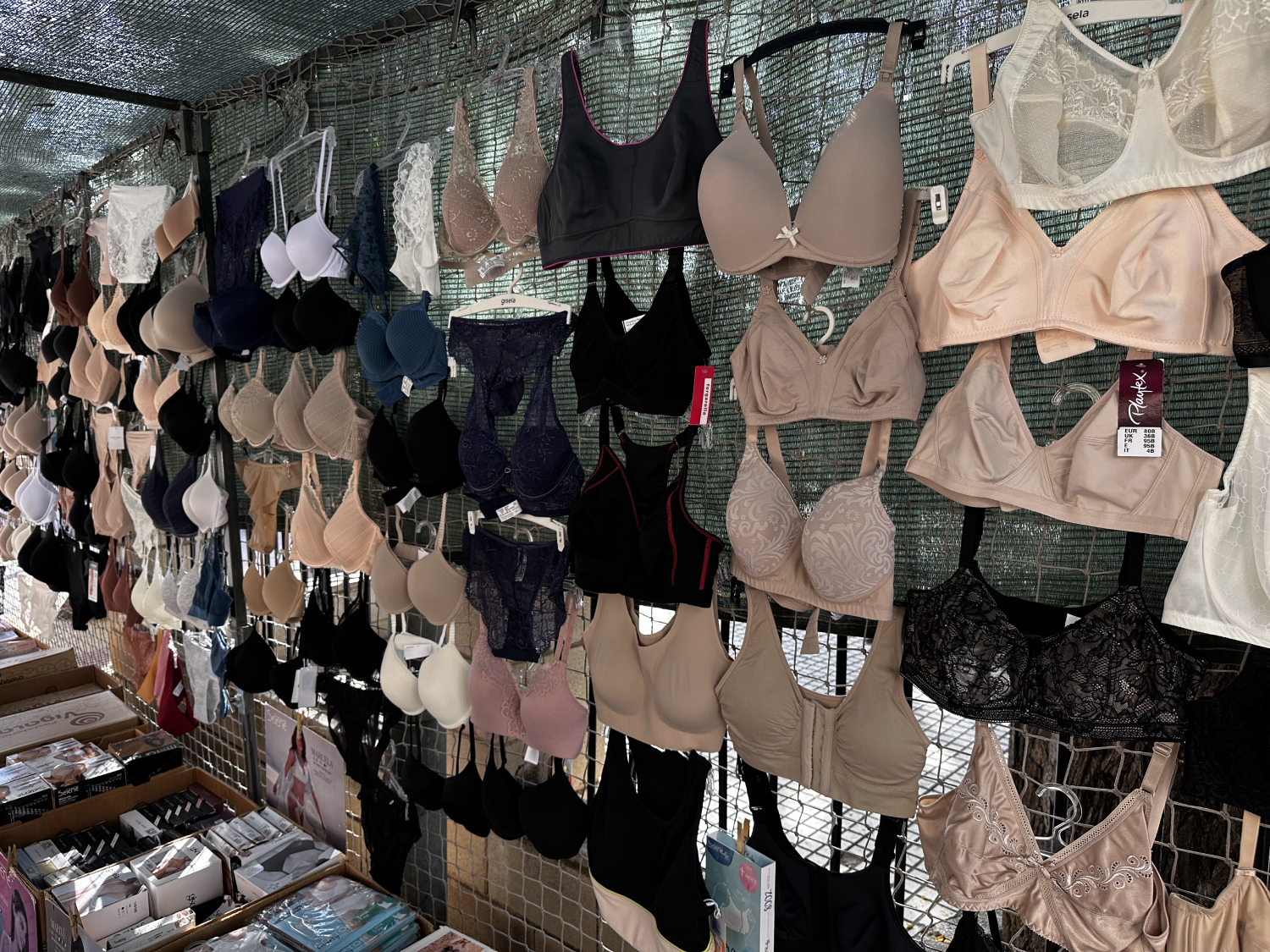 Variedad de sujetadores de todas las tallas en el mercado de Aspe y Novelda